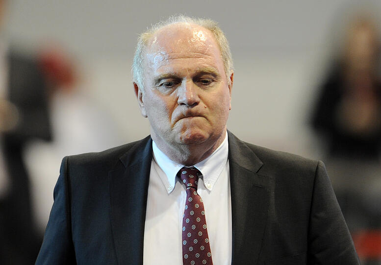 Einen Tag später gibt Uli Hoeneß bekannt, dass er auf eine Revision verzichtet und die Haftstrafe akzeptiert. Er legt seine Ämter als Präsident und Aufsichtsratsvorsitzender von Bayern München mit sofortiger Wirkung nieder