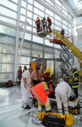 Der Notarzt und die Feuerwehr kümmerten sich um den Verletzten.