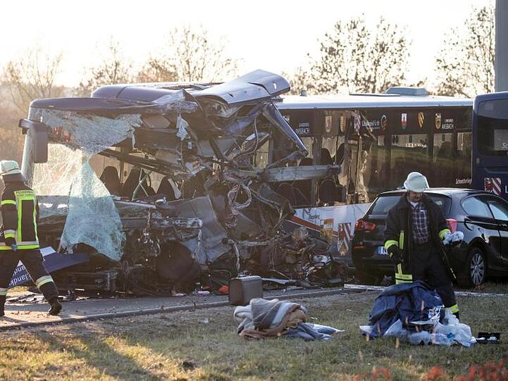Rettungskräfte arbeiten an einer Unfallstelle.