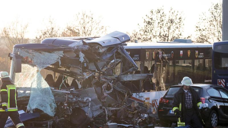 Rettungskräfte arbeiten an einer Unfallstelle. Rettungskräfte arbeiten an einer Unfallstelle.