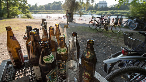 In München zieht es viele Feierwütige an öffentliche Plätze oder an das Isarufer. Jetzt gilt an Hotspots ein Alkoholverbot (Symbolbild)