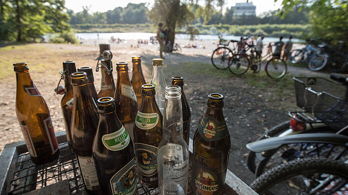 In München zieht es viele Feierwütige an öffentliche Plätze oder an das Isarufer. Gibt es bald ein Alkoholverbot für Hotspots? (Symbolbild)