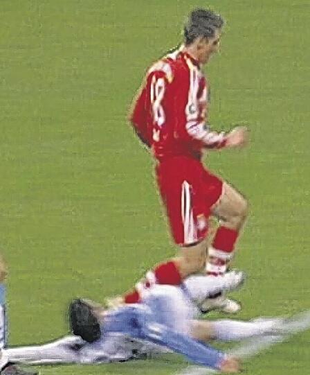 Chhunly Pagenburgs Tiefpunkt: Sein Foul im Pokalspiel an Miro Klose, deutlich vor dem Strafraum (oben), führte zum entscheidenden Elfer. Danach gab&rsquo;s Tränen (l.).Foto: Rauchensteiner/AK