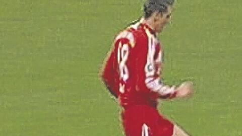 Chhunly Pagenburgs Tiefpunkt: Sein Foul im Pokalspiel an Miro Klose, deutlich vor dem Strafraum (oben), führte zum entscheidenden Elfer. Danach gab&rsquo;s Tränen (l.).Foto: Rauchensteiner/AK