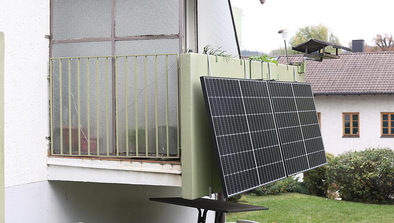 Anfangs waren einige Nachbarn gegen diesen Anblick. Inzwischen haben es ihm mehrere nachgemacht - und ebenfalls Solarmodule am Balkon. Anfangs waren einige Nachbarn gegen diesen Anblick. Inzwischen haben es ihm mehrere nachgemacht - und ebenfalls Solarmodule am Balkon.