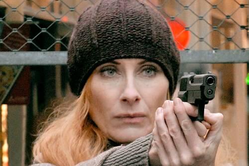 Kommissarin Charlotte Sänger (Andrea Sawatzki) in ungewohnter Szene, eigentlich hat sie eine Aversion gegen Schusswaffen.