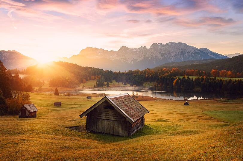 Der Indian Summer wird für Sie erst mit schneebedeckten Bergen im Hintergrund perfekt - und zwar "richtigen" Bergen? Dann sind die Voralpen, etwa im Karwendel, genau richtig, wenn es zu "herbsteln" beginnt. Die bunt gefärbten Bäume schmiegen sich hier an die Talhänge und bilden einen einzigartigen Kontrast mit dem Grau der Felsen. Der Indian Summer wird für Sie erst mit schneebedeckten Bergen im Hintergrund perfekt - und zwar "richtigen" Bergen? Dann sind die Voralpen, etwa im Karwendel, genau richtig, wenn es zu "herbsteln" beginnt. Die bunt gefärbten Bäume schmiegen sich hier an die Talhänge und bilden einen einzigartigen Kontrast mit dem Grau der Felsen.