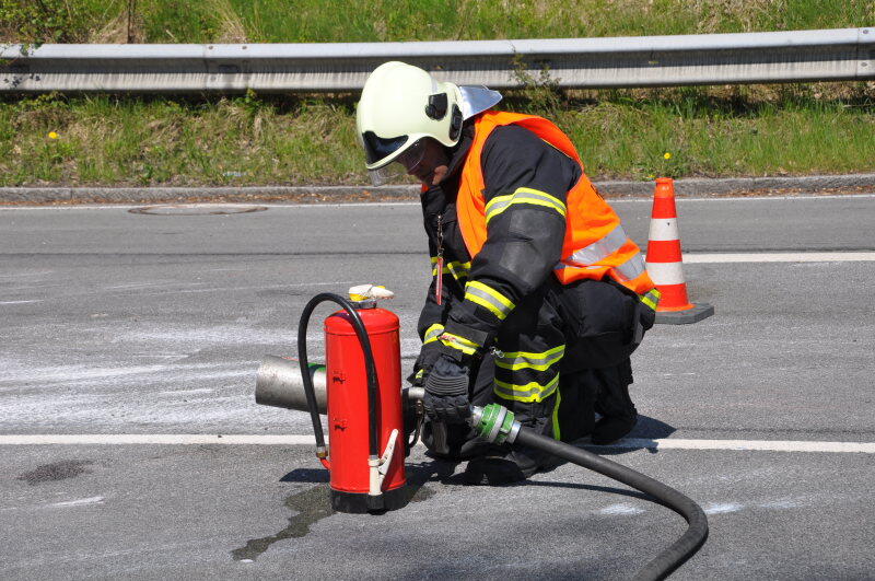 Auf der B 12 bei Simbach kippte ein Lkw um.