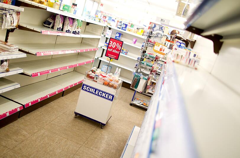 Einige betroffene Schlecker-Läden hatten schon in den vergangenen Tagen zugemacht. Heute werden auch die letzten der 2200 auf der Streichliste stehenden Filialen endgültig geschlossen. 11 000 Schlecker-Beschäftigte blicken in eine ungewisse Zukunft.