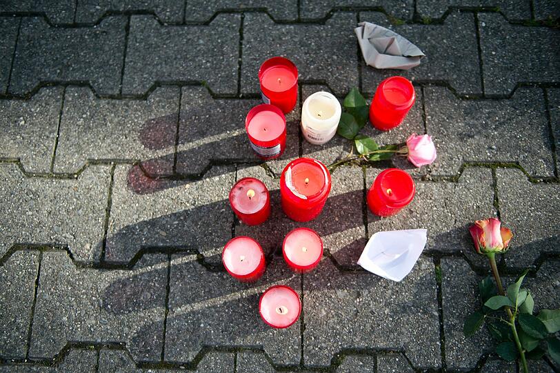 Nach dem Mord an zwei Mädchen in Köngen ist die Mutter verhaftet worden. Der Ort befindet sich im Schock-Zustand. Bilder von der Trauer und vom Tatort.