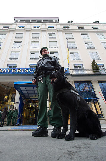 Bilder von der Sicherheitskonferenz 2015: Auch in diesem Jahr werden wieder etliche Polizisten für die Sicherheit in München sorgen. 3.700 Beamte werden im Einsatz sein, daneben gibt es noch etliche weitere Sicherheitsmaßnahmen. (Archivbild)