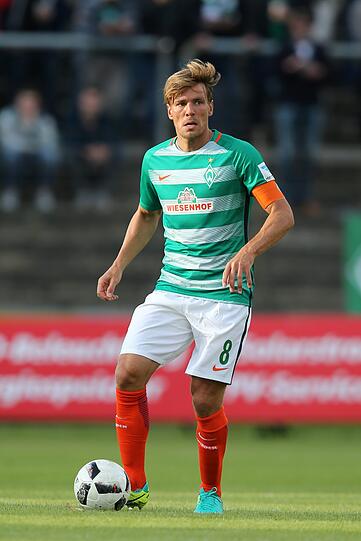 11. Werder Bremen: Bremen läuft mit dem gleichen Template wie Frankfurt auf, hier allerdings mit horizontalen, weiß verlaufenden Streifen auf grünem Grund. Die Streifen haben dadurch von Weitem eine ganz gute Wirkung, von Nahem allerdings zu massiv. In Verbindung mit dem "unfertigen" Ausschnitt und dem mäßigen Griff des Materials nur Platz elf.