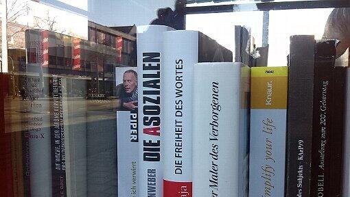 Wer ein Buch findet, das er gerne lesen möchte kann es mitnehmen. Und es danach wieder bringen. Oder ein anderes. Wer ein Buch findet, das er gerne lesen möchte kann es mitnehmen. Und es danach wieder bringen. Oder ein anderes.