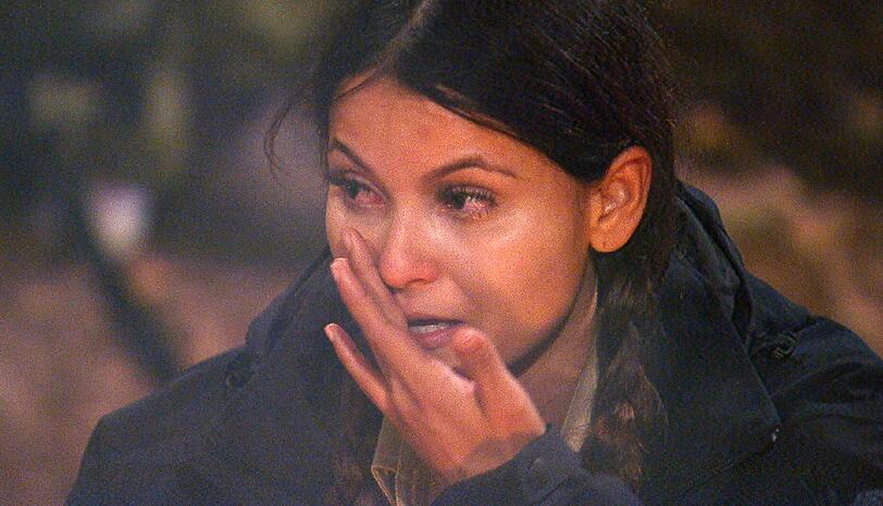 Ex-Bachelor-Kandidatin Kattia Vides wird emotional am Lagerfeuer.