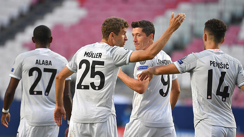 Der FC Bayern jubelt gegen den FC Barcelona.