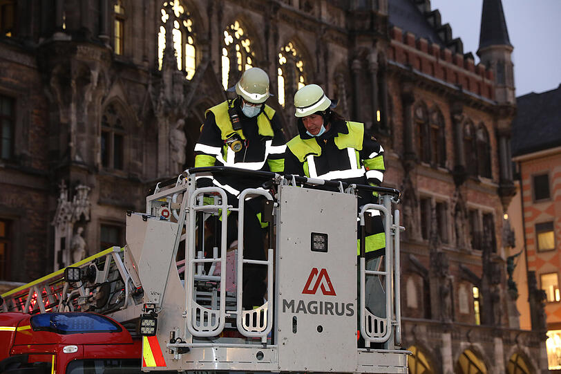 In der Morgendämmerung wurde der Christbaum gestellt und verkeilt.