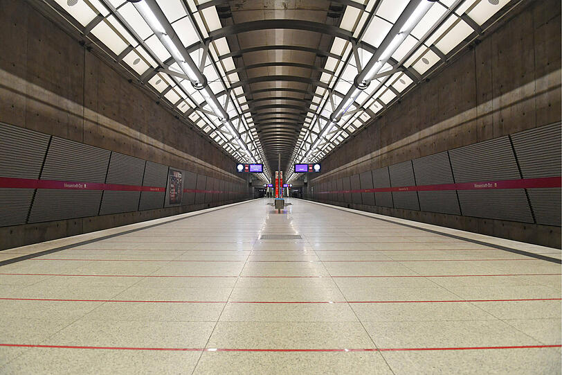 Symmetrische Leere: Nix los am U-Bahnhof Messestadt Ost am 4. Januar.