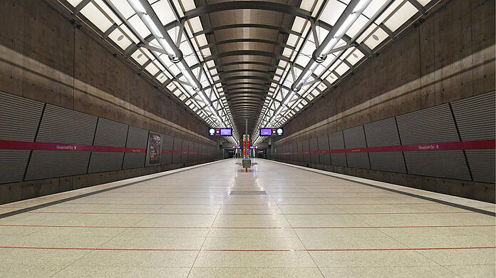 Am U-Bahnhof Messestadt Ost sprach der 23-Jährige eine Frau an. Nun sucht die Polizei nach ihr. (Archivbild)
