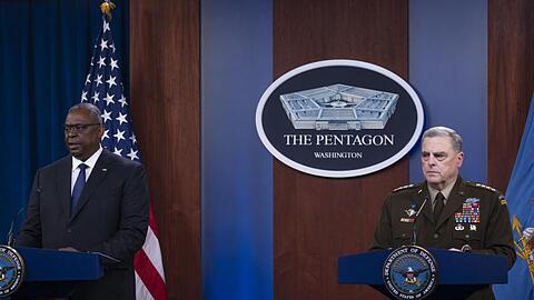 Lloyd Austin (l), Verteidigungsminister der USA, und General Mark Milley, Vorsitzender der Joint Chiefs, sprechen bei einer Pressekonferenz zur Lage in Afghanistan.