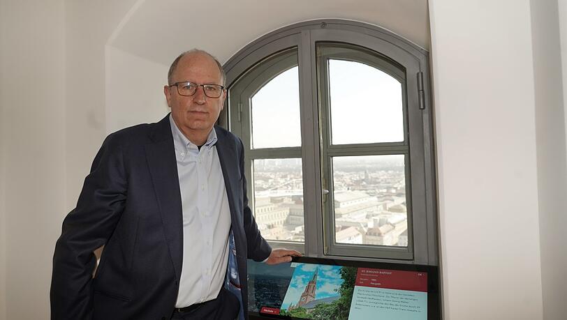 Dompfarrer Klaus Peter Franzl vor einem der 16 Domfenster mit Touchscreen. Draußen sind Oper und Residenz zu sehen. Dompfarrer Klaus Peter Franzl vor einem der 16 Domfenster mit Touchscreen. Draußen sind Oper und Residenz zu sehen.
