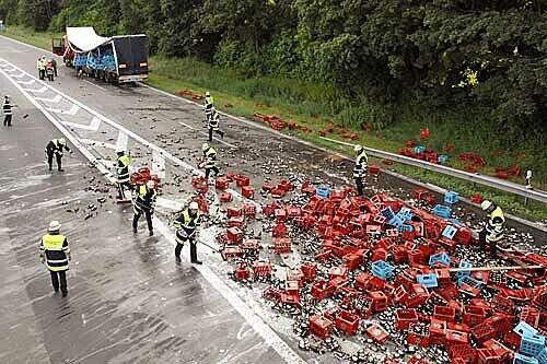 Drei Stunden musste die Feuerwehr die Autobahn fegen.