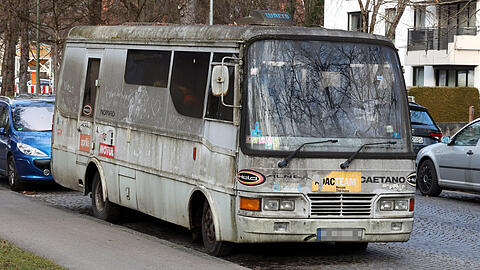 Der runtergewirtschaftete Bus, bis vor ein paar Tagen stand er in der Renatastraße, jetzt parkt er in der Romanstraße nahe der Polizeidirektion West.