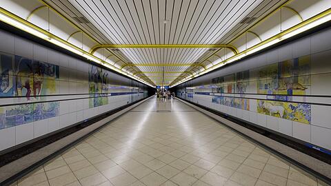 Im Sperrengeschoss des U-Bahnhofs Thalkirchen entdeckten die Polizeibeamten unter anderem acht aufgesprühte Hakenkreuze. (Symbolbild)