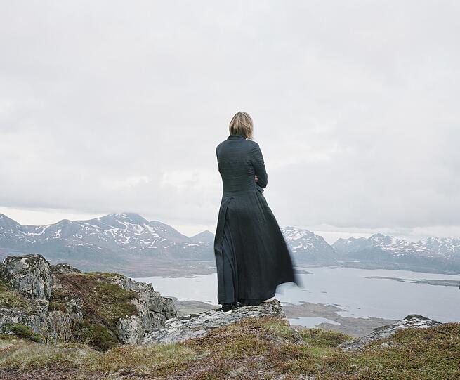 ELINA BROTHERUSElina Brotherus hat Friedrichs "Wanderer über dem Nebelmeer" dazu inspiriert, sich 2004 einfach mal selbst in die Landschaft zu stellen als: "Der Wanderer 2". Die Arbeit stammt aus der Serie The New Painting Giclée-Print auf Grundlage eines digitalisierten Negativs