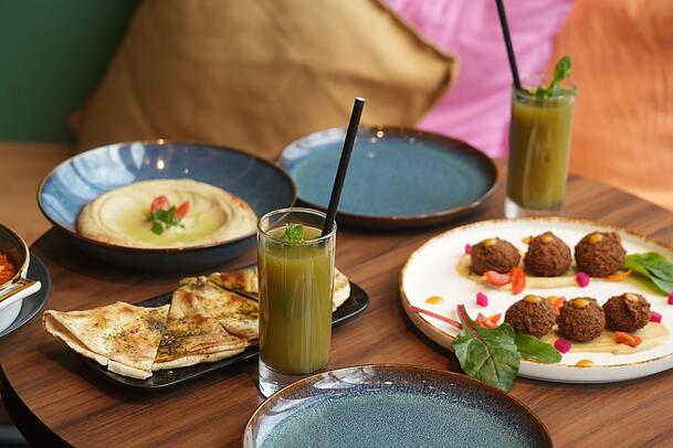 Zum Brunch gibt es in dem Münchner Lokal hausgemachte Minzlimonade. Zum Brunch gibt es in dem Münchner Lokal hausgemachte Minzlimonade.