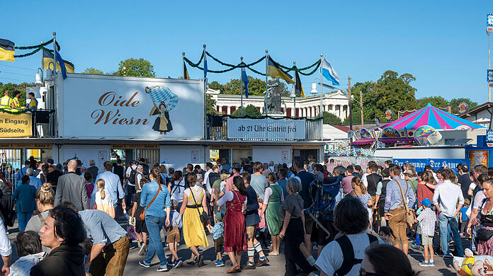 Besucher stehen am Eingang zur Oiden Wiesn Schlange. Ein neues Einlass-System soll da Abhilfe schaffen. (Archivbild) Besucher stehen am Eingang zur Oiden Wiesn Schlange. Ein neues Einlass-System soll da Abhilfe schaffen. (Archivbild)