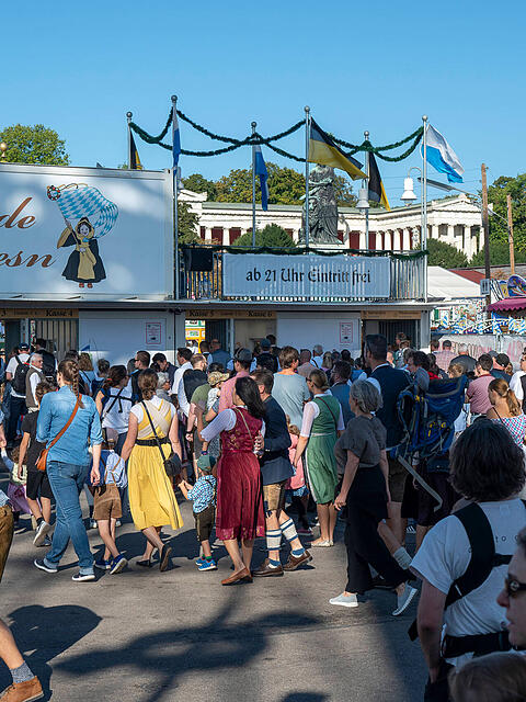 Besucher stehen am Eingang zur Oiden Wiesn Schlange. Ein neues Einlass-System soll da Abhilfe schaffen.  (Archivbild)