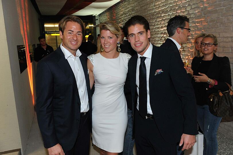 Vanessa Dietl- Holczak, Florian Holczak und Tommy Golz bei der Eröffnung des Betten Concept Store am 29.08.2013 in München.