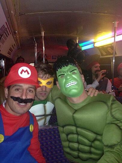 Lukas Podolski als Hulk bei der Weihnachtsfeier des FC Arsenal.