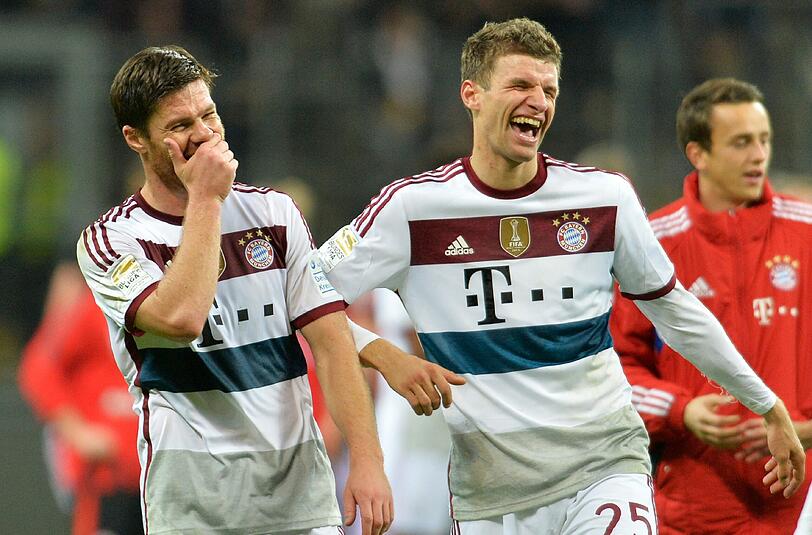 Thomas Müller und Xabi Alsonso haben nach dem 4:0-Erfolg des FC Bayern gegen Frankfurt gut lachen.