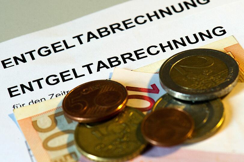 Zu den Arbeitskosten zählen neben dem Bruttolohn die Arbeitgeberanteile an den Sozialbeiträgen, ein Teil der Steuern sowie Kosten für die Aus- und Weiterbildung.