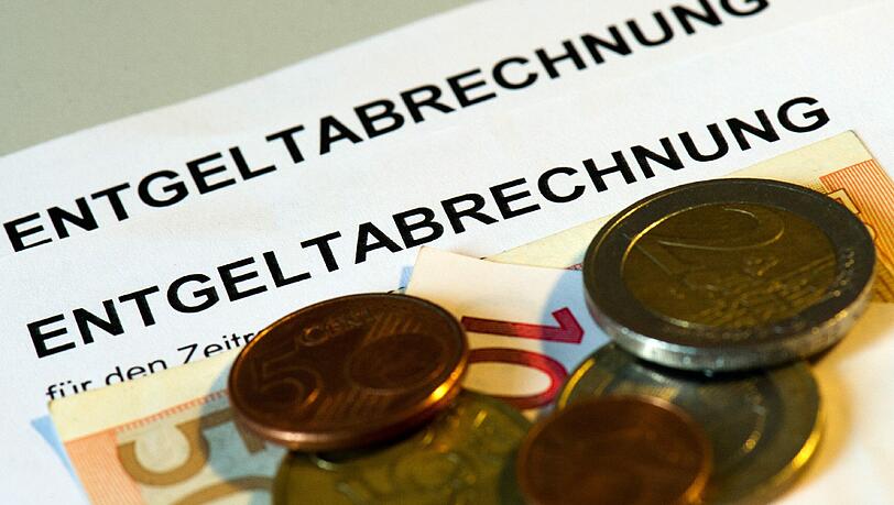 Zu den Arbeitskosten zählen neben dem Bruttolohn die Arbeitgeberanteile an den Sozialbeiträgen, ein Teil der Steuern sowie Kosten für die Aus- und Weiterbildung. Zu den Arbeitskosten zählen neben dem Bruttolohn die Arbeitgeberanteile an den Sozialbeiträgen, ein Teil der Steuern sowie Kosten für die Aus- und Weiterbildung.