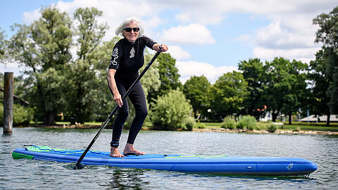 Die 79-jährige Elisabeth Rösel wird im August 80 Jahre alt und gibt gelegentlich Seniorenkurse im Stand Up Paddling.