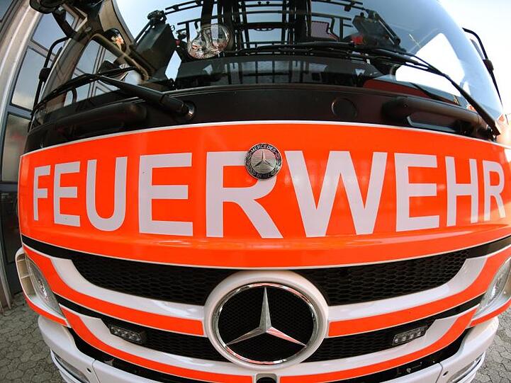 Frontansicht eines Mercedes-Löschfahrzeugs der Feuerwehr. Foto: Patrick Seeger/Archiv