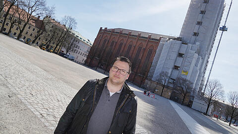 Peter Bausch auf dem leeren Mariahilfplatz. Hier hätte demnächst der Aufbau für die Maidult begonnen.