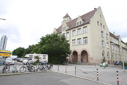 Die Thusnelda-Schule in Mögeldorf hat bei vielen Eltern ein schlechtes Image. Deshalb versuchen sie mit allen Tricks, ihre Kinder an einer