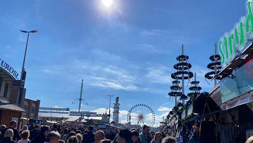 Sonne, blauer Himmel und viele Besucher: Was kann es Schöneres geben zum letzten Wiesn-Tag?