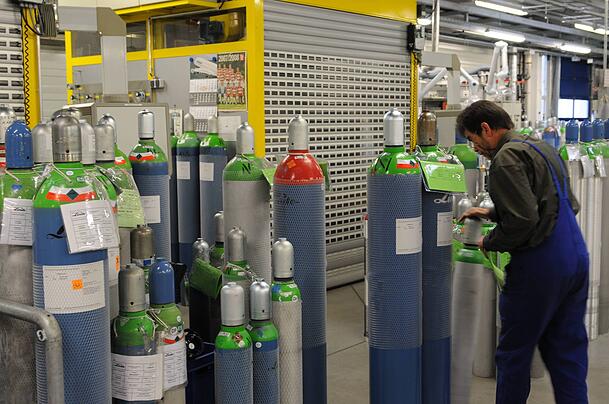Ein Linde-Mitarbeiter überprüft Gasflaschen. Der Konzern ist führend im Bereich der Industriegase. Ein Linde-Mitarbeiter überprüft Gasflaschen. Der Konzern ist führend im Bereich der Industriegase.