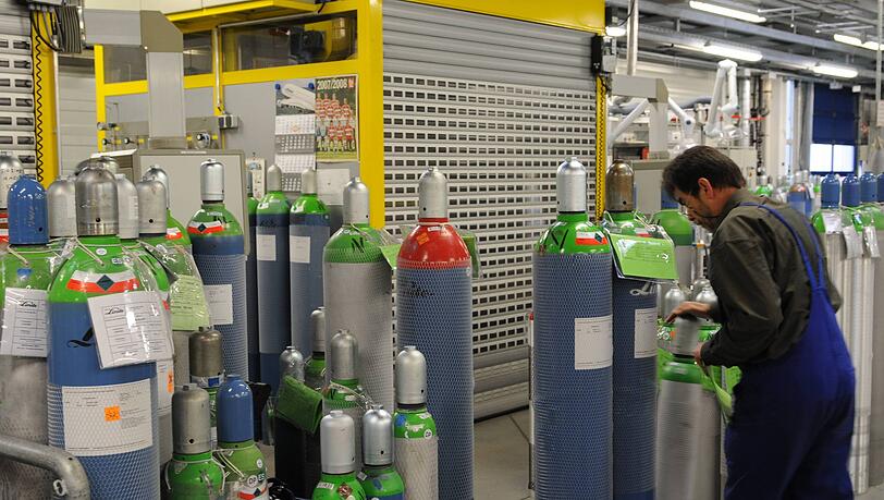 Ein Linde-Mitarbeiter überprüft Gasflaschen. Der Konzern ist führend im Bereich der Industriegase. Ein Linde-Mitarbeiter überprüft Gasflaschen. Der Konzern ist führend im Bereich der Industriegase.