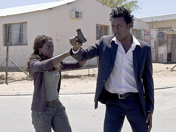 "SOKO Leipzig: Verloren in Afrika": Salome (Joana Adu-Gyamfi) hält ihren Bruder Simon (Ibrahima Sanogo) davon ab, einen Mord zu begehen
