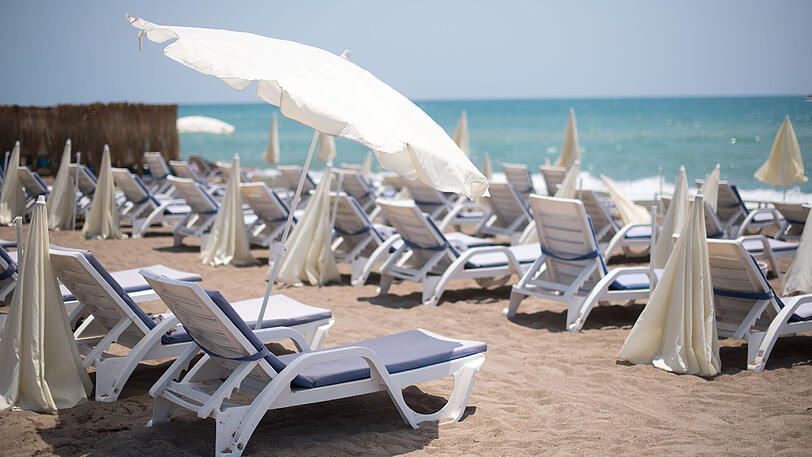 Leerer Strand in der Türkei. Bei den Fluggesellschaften Lufthansa und Easyjet ließen die Terroranschläge in Europa bereits Umsätze und Gewinne schmelzen.