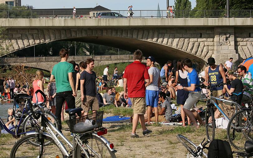 Viele Radfahrer spannen an der REichenbachbrücke aus.