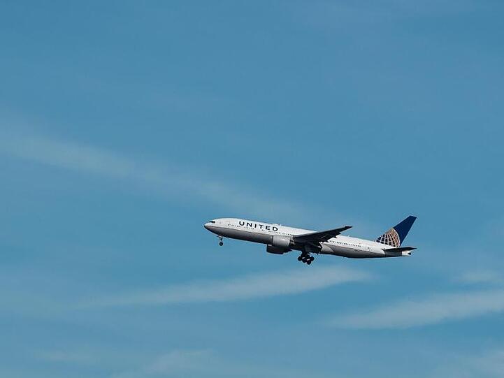 Ein Flugzeug der US-amerikanischen Linienfluggesellschaft United Airlines im Landeanflug auf den Flughafen Frankfurt.