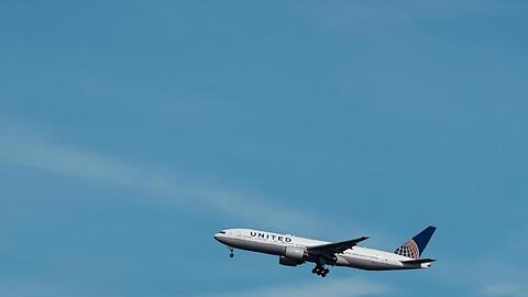 Ein Flugzeug der US-amerikanischen Linienfluggesellschaft United Airlines im Landeanflug auf den Flughafen Frankfurt.