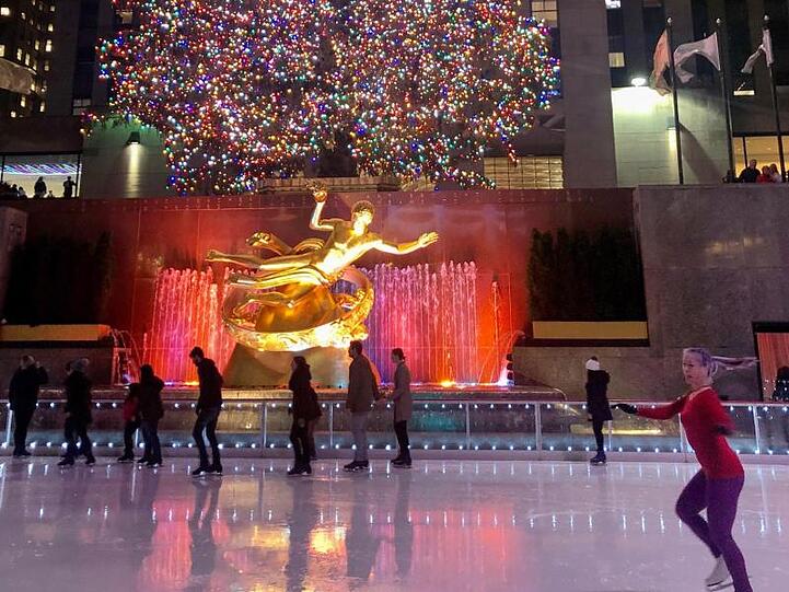 Auf der Eisfläche der Schlittschuhbahn am Rockefeller Center spiegeln sich die bunten Lichter.