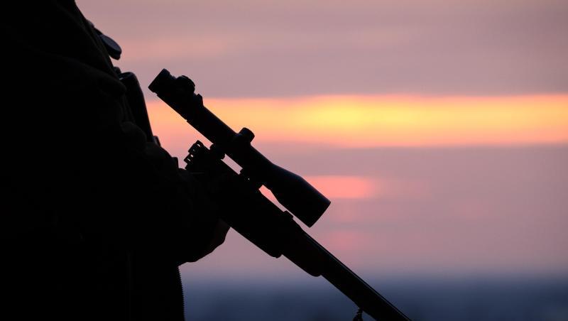 Ein Jäger hält sein Gewehr in der Abenddämmerung. Foto: Friso Gentsch/Archiv Ein Jäger hält sein Gewehr in der Abenddämmerung. Foto: Friso Gentsch/Archiv